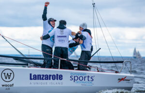 La tripulación del 'Lanzarote European Sports Destination-Wacaf Air' con Rafa Lasso, Gonzalo Morales, Ricardo Terrades y Nano Negrín, celebrando la victoria nada más cruzar la línea de meta. / Foto: Kristina Ryaguzova / Sailing Champions League.