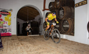 La contrarreloj del primer día dejó imágenes curiosas como el recorrido de los ciclistas por el interior de una bodega de vinos.