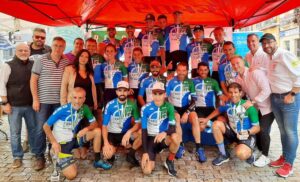 Los ganadores de las diversas categorías en el I Reto Capital del Vino de ciclismo disputado en Bollullos.