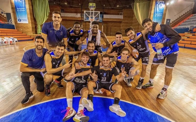 Alegría de los jugadores del Huelva Comercio tras victoria ante el CB Cimbis. / Foto: C. Verdier.