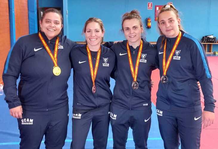 Almudena Gómez, segunda por la izquierda, con el equipo de la UCAM Murcia. / Foto: @JudoHuelva1