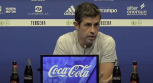 Alberto Gallego, entrenador del Recreativo, durante la rueda de prensa de este viernes. / Foto: Captura imagen Recreativo de Huelva.