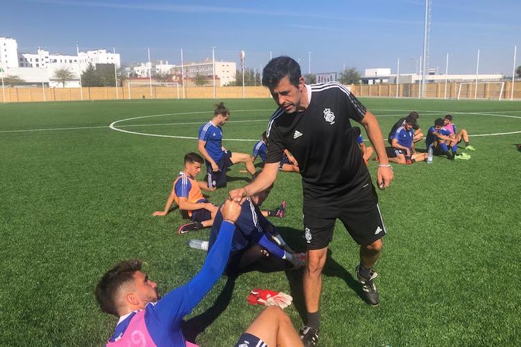 Alberto Gallego, entrenador del Recre, durante una sesión de entrenamiento. / Foto: @recreoficial.