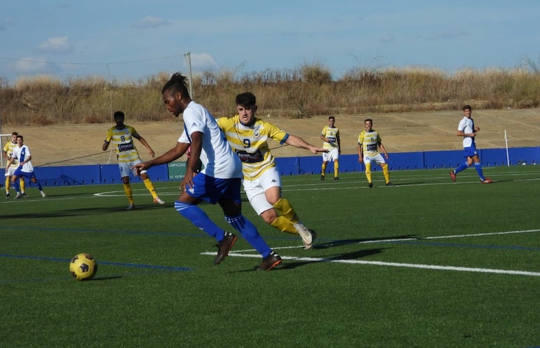 Ganar en Gibraleón al Castilleja, reto del Atlético Onubense en su partido de la División de Honor Andaluza. / Foto: @Coria_CF. / Foto: