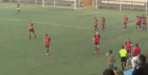 Los jugadores del Ayamonte celebran el gol de Yuse, que a la postre significó la victoria. / Foto: Captura imagen Canal Costa TV. 