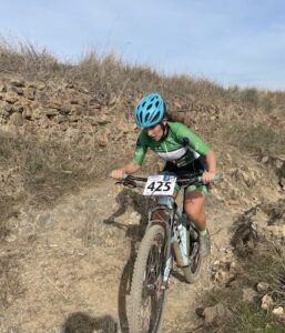 En la categoría Élite fémina destacó una fortísima Adriana Gomez. / Foto: Circuito Diputación de Huelva de BTT XCO 2021.