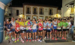 Momento previo a la salida de la V Carrera Nocturna de Beas en la que tomaron parte 300 atletas.