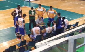 Gabriel Carrasco, entrenador del Huelva Comercio, da instrucciones a sus hombres en un tiempo muerto en Cáceres. / Foto: @CDB_EBenitez.