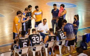 Tobe Okafor, junto a sus compañeros duranten tiempo muerto en el partido ante el City of Academy Badajoz. / Foto: C. Verdier.