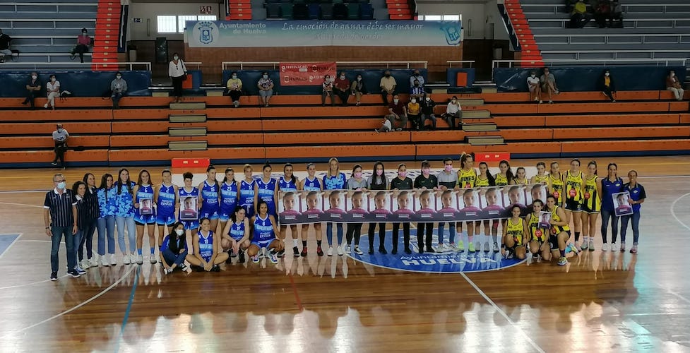 Prolegómenos del partido Ciudad de Huelva-CD Gines con mensaje de los dos equipos con motivo del Día Mundial de la Lucha contra el Cáncer de Mama. / Foto: @CiudadDeHuelva.