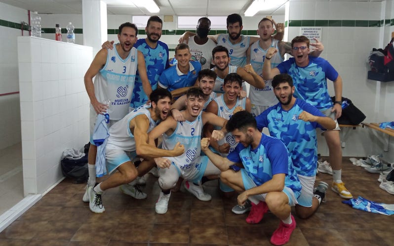 Los jugadores del Ciudad de Huelva celebraron en el vestuario el triunfo logrado ante el CB Cimbis. / Foto: @CiudadDeHuelva.