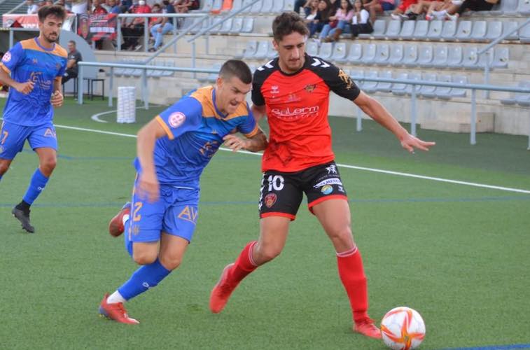 Fabinho, con la sanción de Manuel, seguirá un partido más como lateral derecho del Cartaya. / Foto: Tino Navas Gálvez.