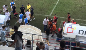 El lesionado Mario tuvo que ser ayudado por sus compañeros para dejar el terreno de juego en el descanso. / Foto: F. O.