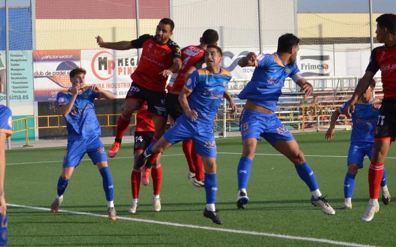 Nueva salida infructuosa del Cartaya, en esta ocasión a Puente Genil. / Foto: Tino Navas Gálvez.