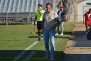 Juan Palma, entrenador del Cartaya, medita cambios en el once para el partido de este martes ante el Sevilla C. / Foto: Eduardo Rabaneda.