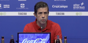 Alberto Gallego, entrenador del Decano, durante la rueda de prensa de estes viernes. / Foto: Captura imagen Recreativo de Huelva.