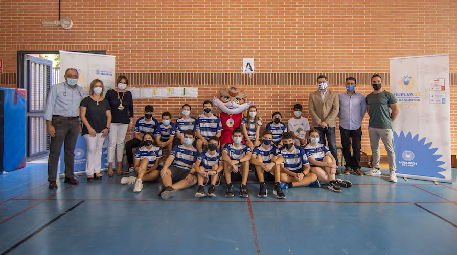 Un momento de la visita institucional al IES La Orden para promocionar el Mundial de bádminton.