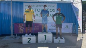 Antonio Javier Aguilar, en lo más alto del podio tras ganar en Hombre Senior KS K1 el Campeonato de Andalucía de Piragua Cross.