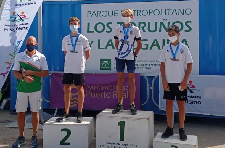 Podio en Hombre Infantil Neófito con Pablo Fernández como campeón, y Manuel Pichardo, tercero.