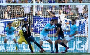 Los jugadores del Recre tienen claro que la mejor forma de hacer bueno el punto de Lucena es ganar este domingo al Rota. / Foto: Lucena Hoy.