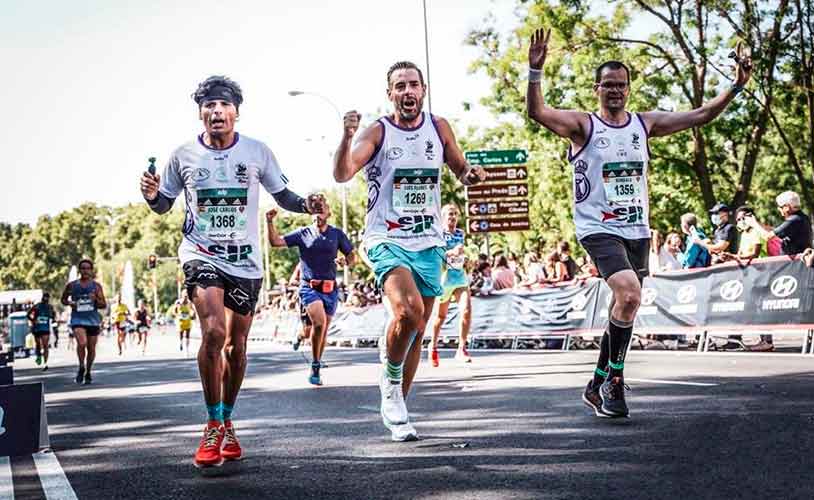 Los 'runners' José Carlos Galván, Luis Flores y Antonio Bendala durante la última cita hasta el momento, la Maratón de Madrid.