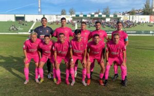 El San Roque compareció en el Nuevo Maulí con su equipación rosa con motivo del Día Mundial de la Lucha Contra el Cáncer de Mama. / Foto: Kiko Vázquez.