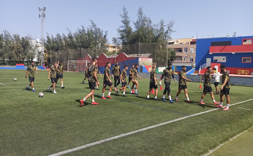 Los jugadores del San Roque, durante el entrenamiento de este sábado en las instalaciones del CD San Pedro Mártir. / Foto: @SanRoqueLepe.