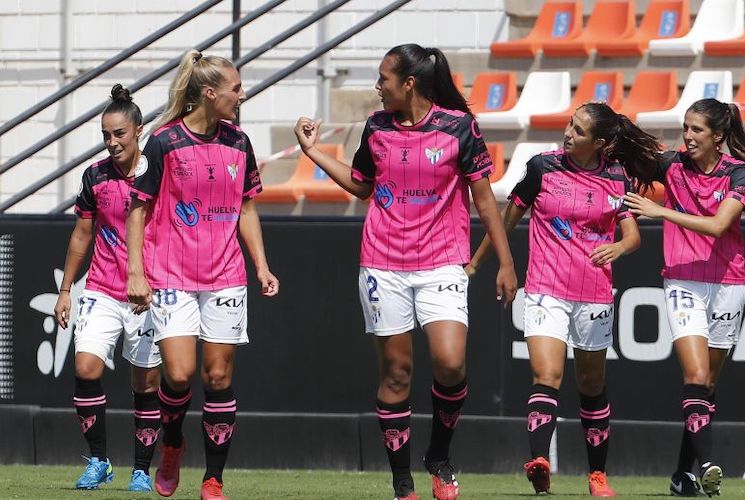 Stephannie Blanco, en el centro, tras un gol del Sporting en Valencia. / Foto: www.lfp.es.