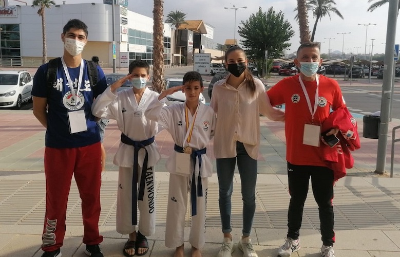 Los jóvenes valores del Club Yoon, Leonel González y Adrián Luque, en Cartagena.