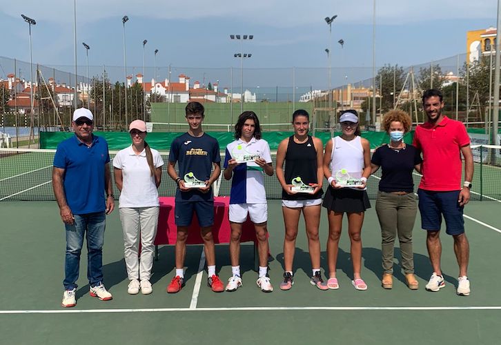 Los ganadores del Campeonato de Andalucía de Tenis sub 15 celebrado estos días en El Portil.