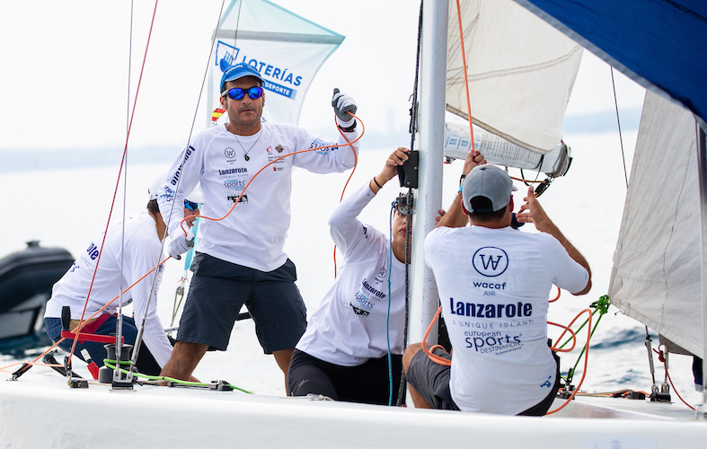 Ricardo Terrades, tramando el spinnaker en plena izada en la baliza de barlovento, mientras iban en primera posición a bordo del 'Lanzarote-RCNA'. / Foto: María Muiña.