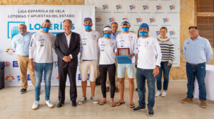 El equipo 'Lanzarote-RCN Arrecife' junto a Javier Sanz, presidente de la Real Federación Española de Vela en la entrega de trofeos. / Foto: SailingShots / María Muiña.