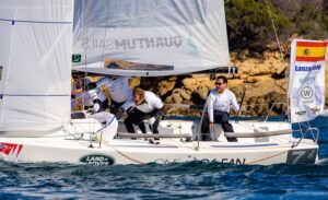 El J70 'Lanzarote-Wacaf Air, con el onubense Ricardo Terrades en su dotación, arribando en barlovento en una de las regatas que el equipo español ganó en Porto Cervo. / Foto: Jesús Renedo.