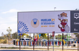 Imagen de una de las vallas de promoción del Mundial de Bádminton instaladas en Huelva.