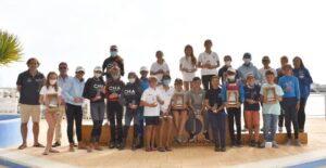 Los ganadores en las diversas categorías en el 6º Trofeo de la Hispanidad de Óptimist celebrado en la bahía de Cádiz.