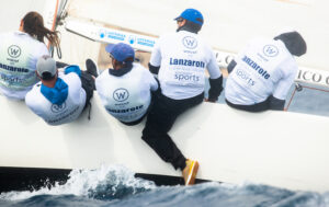 Ricardo Terrades, pierna por fuera, tramando la mayor del equipo 'Lanzarote-RCN Arrecife', en Calpe con duras condiciones de viento. / Foto: SailingShots/RFEV.