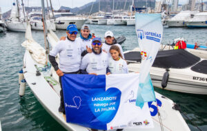 Bonito gesto de los regatistas del 'Lanzarote-RCN Arrecife' recordando a la isla de La Palma. / Foto: SailingShots/RFEV.