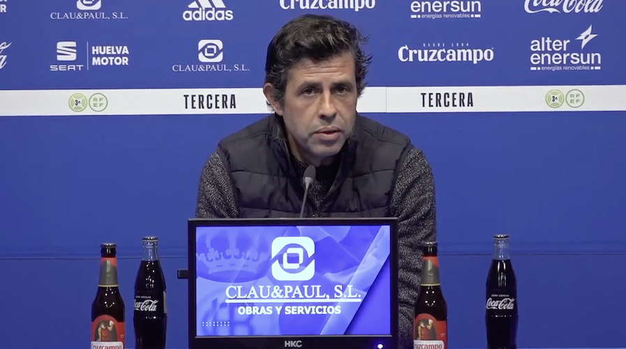 Alberto Gallego, entrenador del Recre, asegura que "el Cartaya es uno de los equipos que mejor juega en el grupo". / Foto: Captura imagen Recreativo de Huelva.