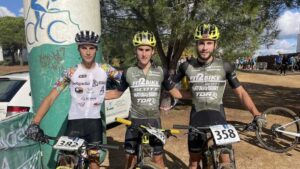 Podio masculino en la prueba ciclista celebrada este fin de semana en Lepe. / Foto: Huelva Series XCM 2021.