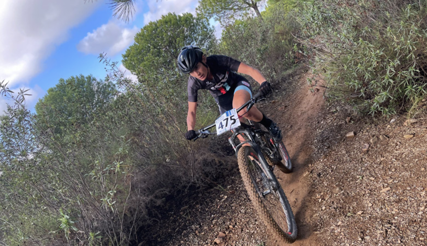 La Máster 40 Beatriz Gallego, vencedora de la carrera, en pleno esfuerzo. / Foto: Huelva Series XCM 2021.