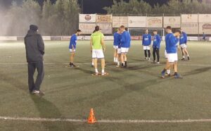 Imagen de la sesión de entrenamiento del Bollullos el viernes por la noche. / Foto: @bollulloscf1933.