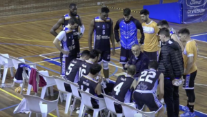 Gabriel Carrasco, entrenador del Huelva Comercio, da instrucciones durante un tiempo muerto. / Foto: Captura imagen Teleonuba.