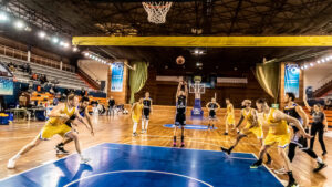 El Huelva Comercio vuelve a jugar en casa este domingo tras el cambio de orden de los partidos con el CB Coria. / Foto: C. Verdier.