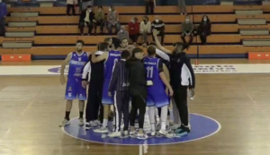 Los jugadores del Ciudad de Huelva celebran en el centro de la cancha el triunfo logrado ante el Xerez CD Baloncesto. / Foto: Captura imagen Teleonuba.