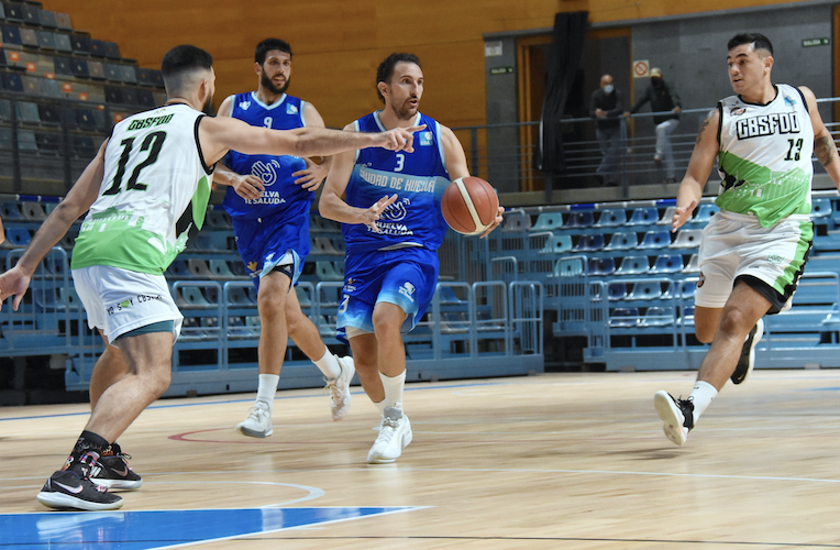 Juan José Morales -13- en el partido que enfrentó a su equipo al Ciudad de Huelva. / Foto: CB Huelva La Luz.