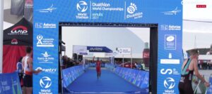 Momento de la llegada a la meta del onubense Emilio Martín, al final octavo en el Mundial de Duatlón celebrado en Avilés. / Foto: Captura imagen LaLigaSports.