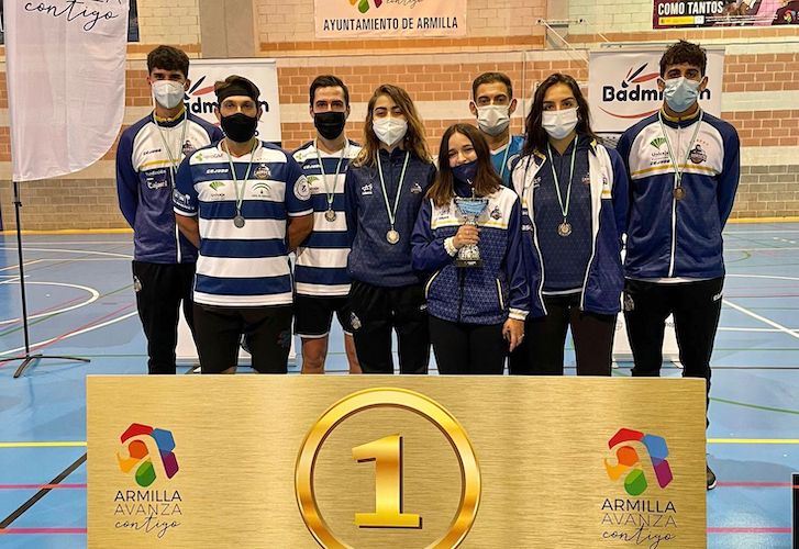 Componentes del IES Bádminton La Orden con las medallas logradas en Armilla.