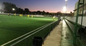 El Lynx FC de la Liga de Gibraltar entrenando este lunes en el Antonio Gavira de Los Cortijillos, escenario del choque Los Barrios-Recre. / Foto: S. D.