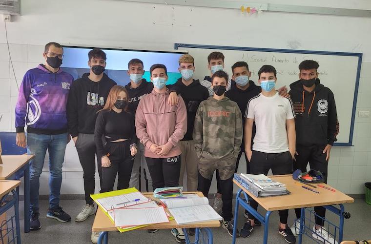 Antonio Bendala, arriba a la izquierda, junto a los alumnos del IES Diego Rodríguez de Estrada de San Juan del Puerto.