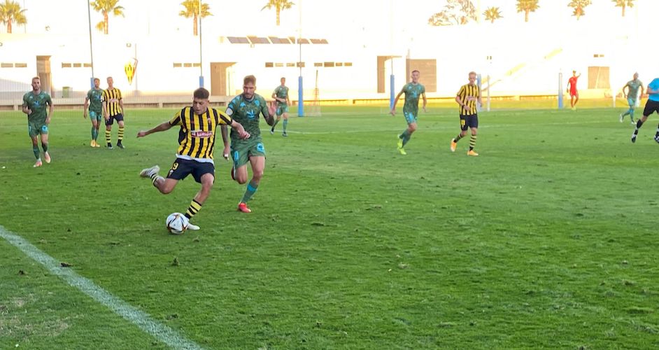 Sumar la tercera jornada sin perder, el objetivo del San Roque en su partido de este domingo en Mérida. /Foto: Kiko Vázquez.